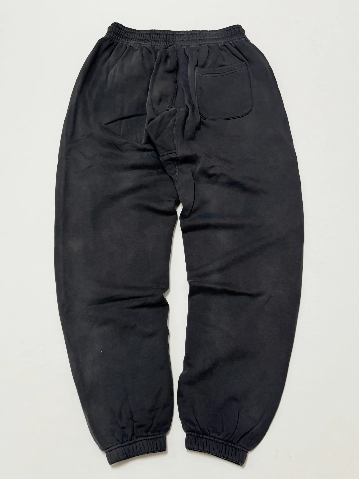SAINT Mxxxxxx SWEAT PANTS/ANGEL/BLK Blue Angel Reborn Sweatpants Washed black S-XL Assute dyeing Sprayed on the whole piece to fade Wormhole destruction treatment Heavy fermentation washing to create NEW VINTAGE texture Factory four-needle and six-thread workmanship No bone seams More comfortable to wear Genuine grade crack printing/correct accessories